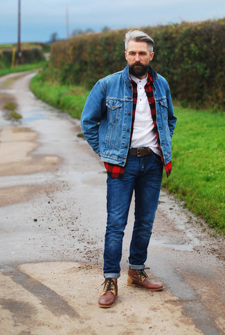 С чем носить красно-черную рубашку с длинным рукавом в клетку мужчине