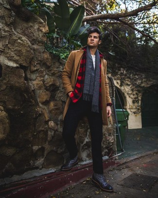 С чем носить красно-черную куртку-рубашку в клетку мужчине