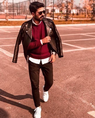 С чем носить красно-черный свитер с круглым вырезом мужчине