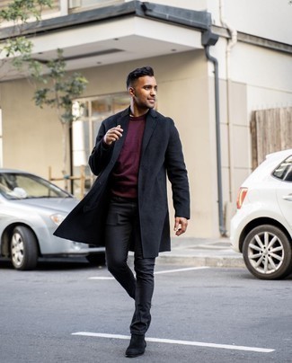 С чем носить красно-черный свитер с круглым вырезом мужчине