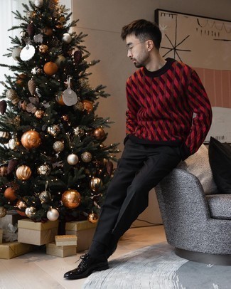 С чем носить красно-черный свитер с круглым вырезом мужчине