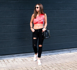 С чем носить красно-черный укороченный топ