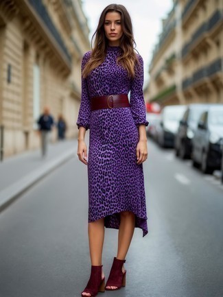 С чем носить красно-черные босоножки на каблуке