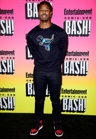 С чем носить красно-черные высокие кеды мужчине