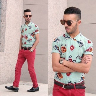 С чем носить красно-черные джинсы мужчине