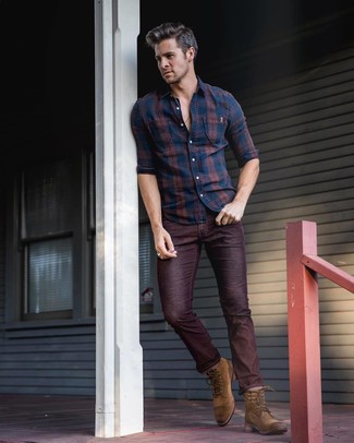 С чем носить красно-черные джинсы мужчине