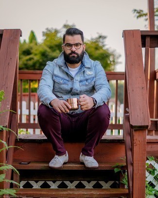 С чем носить красно-черные джинсы мужчине