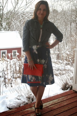 С чем носить красно-черный кожаный клатч