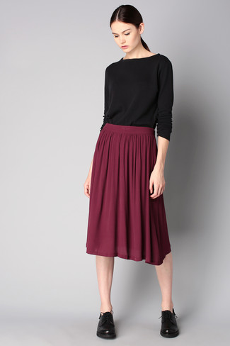 С чем носить красно-черную юбку-миди