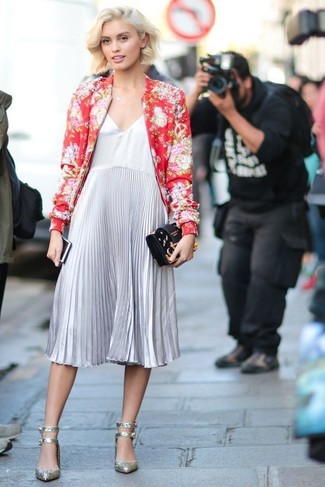 С чем носить красно-черную верхнюю одежду женщине