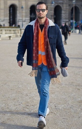 С чем носить красно-черный шарф с принтом мужчине