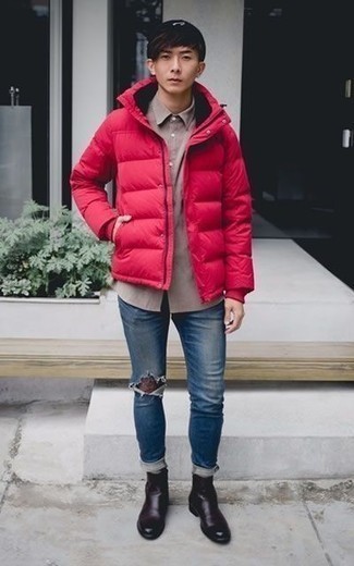 С чем носить красно-черную куртку-пуховик мужчине