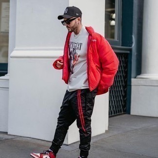 С чем носить красно-черную куртку-пуховик мужчине