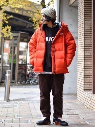 С чем носить красно-черную куртку-пуховик мужчине