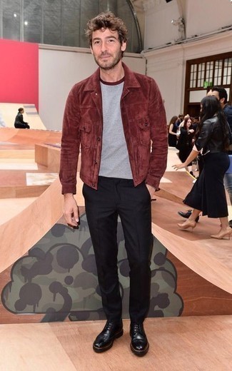 С чем носить красно-черную куртку-рубашку мужчине