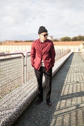 С чем носить красно-черную куртку-рубашку мужчине