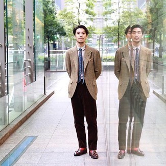 С чем носить красно-черные носки мужчине