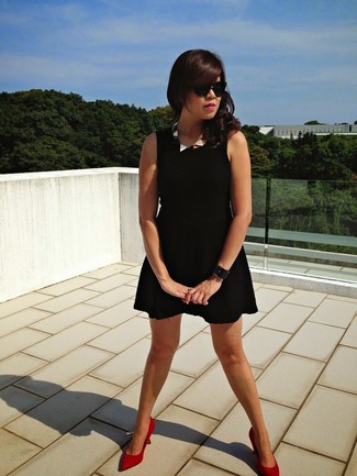 С чем носить красно-черные замшевые туфли