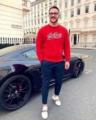 С чем носить красно-черный свитшот мужчине