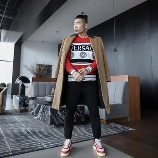 С чем носить красно-черный свитшот мужчине