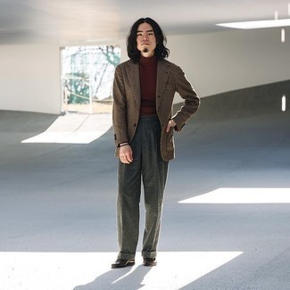 С чем носить красно-черную водолазку мужчине