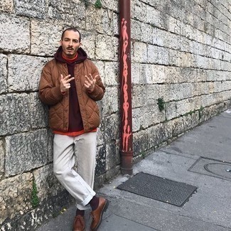 С чем носить красно-черную водолазку мужчине