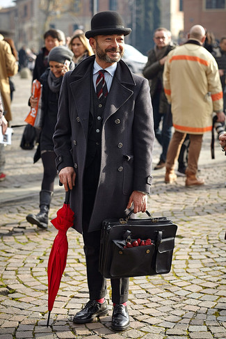 С чем носить красно-черный галстук в вертикальную полоску мужчине