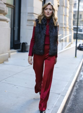 С чем носить красно-черные широкие брюки