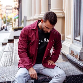 Какие брюки чинос носить с красно-черной ветровкой