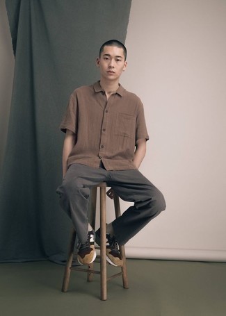 С чем носить красно-темно-синие кроссовки мужчине