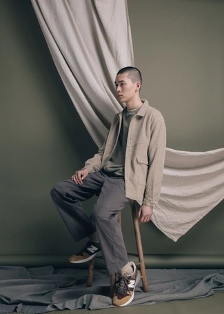 С чем носить красно-темно-синие кроссовки мужчине