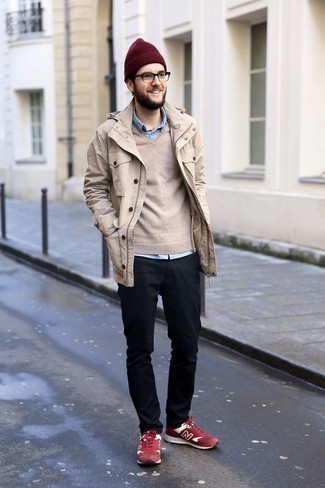 С чем носить красно-темно-синие кроссовки мужчине