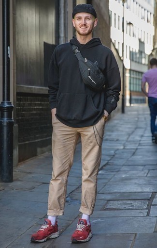 С чем носить красно-темно-синие кроссовки мужчине