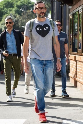 С чем носить красно-темно-синие кроссовки мужчине