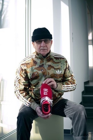 С чем носить красно-темно-синие кроссовки мужчине