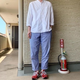 С чем носить красно-темно-синие кроссовки мужчине