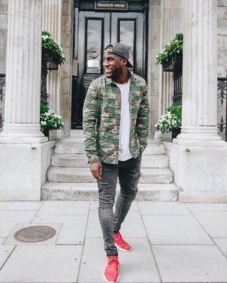 С чем носить красно-темно-синие кроссовки мужчине