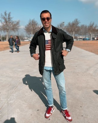 С чем носить красно-темно-синие кроссовки мужчине