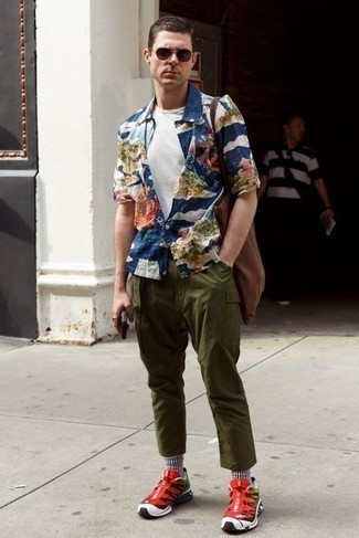 С чем носить красно-темно-синие кроссовки мужчине