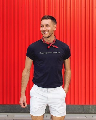 С чем носить красно-темно-синюю бандану мужчине