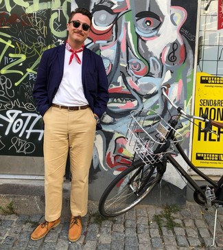 С чем носить красно-темно-синюю бандану мужчине