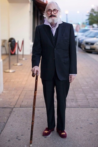 С чем носить красно-темно-синюю бандану мужчине