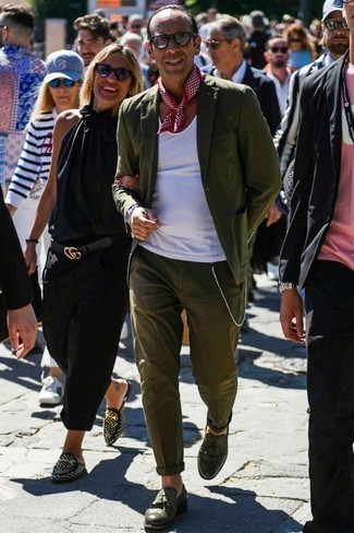 С чем носить красно-темно-синюю бандану мужчине