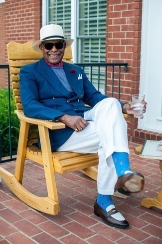 С чем носить красно-темно-синюю бандану мужчине