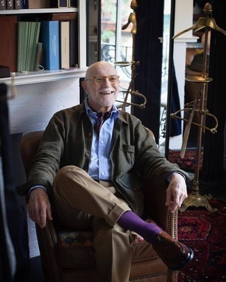 С чем носить красно-темно-синюю бандану мужчине