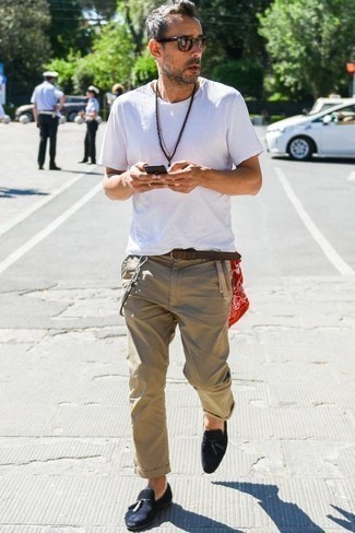 С чем носить красно-темно-синюю бандану мужчине