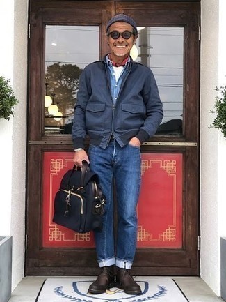 С чем носить красно-темно-синюю бандану мужчине