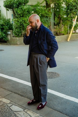 С чем носить красно-темно-синюю бандану мужчине