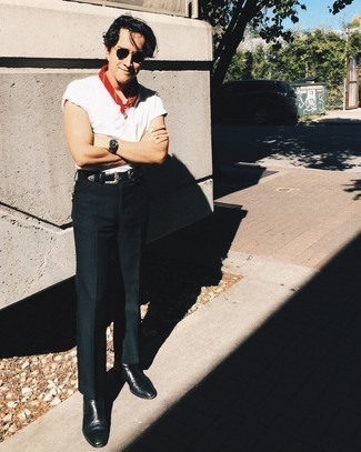 С чем носить красно-темно-синюю бандану мужчине