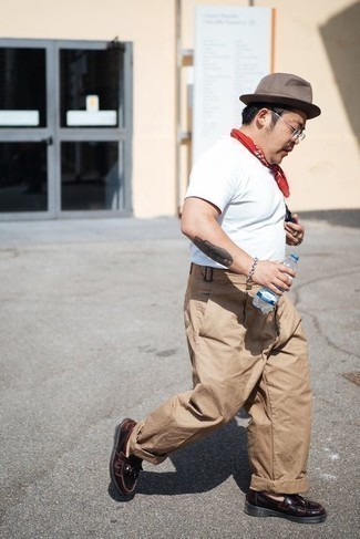 С чем носить красно-темно-синюю бандану мужчине